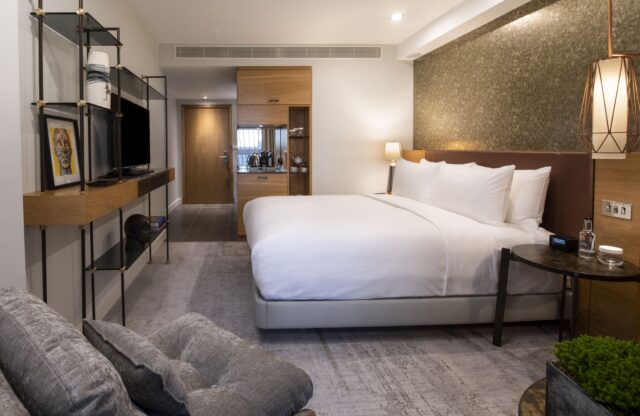 Lincoln Plaza London - King Guest Room